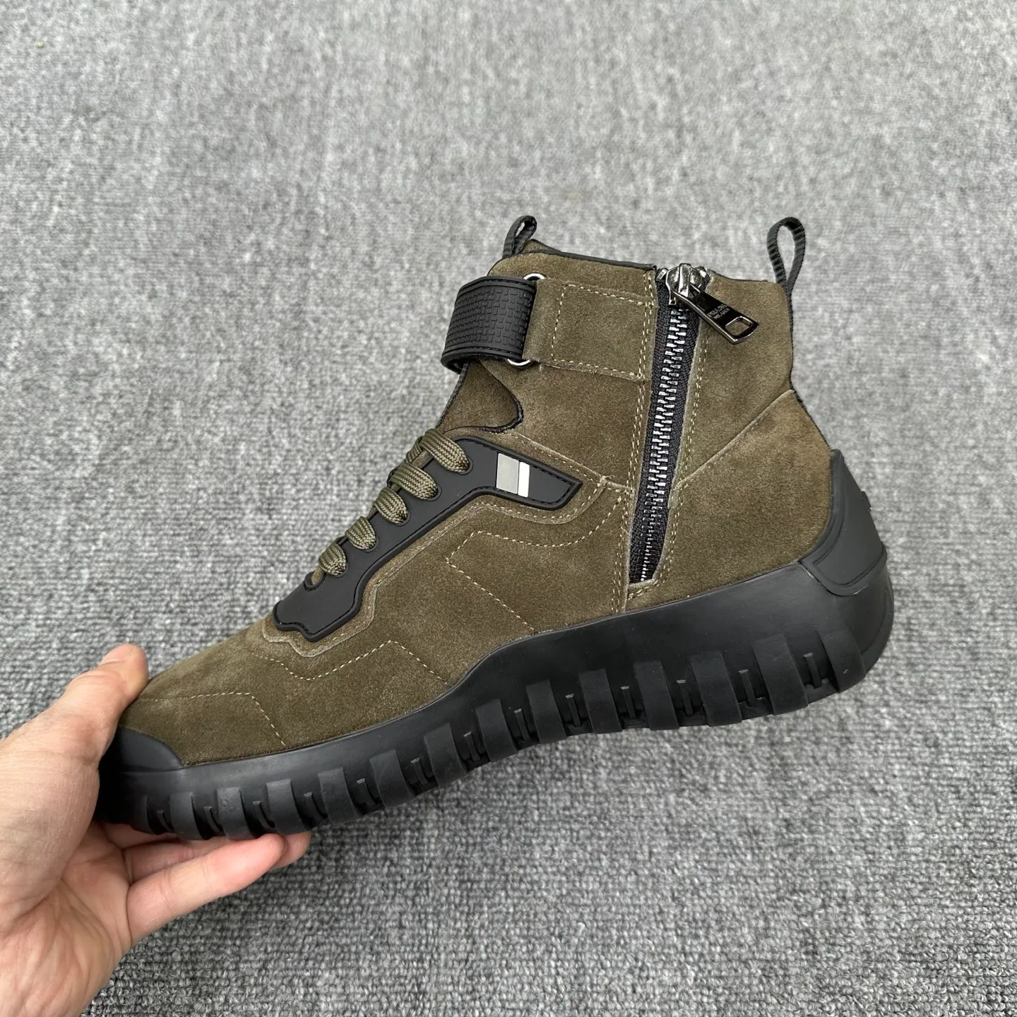 💰880 Prada/Prada’s new men’s spliced ​​casual sports boots! The shoe's exquisite stitching outlines a unique geometric texture, and contemporary lines and details reinterpret the classic sports style. The upper is made of ultra-official material, and the lining is full cowhide. It is lightweight, breathable, practical and versatile. The tongue is decorated with the Prada Milano logo, and the logo print is embellished with the laces. It is paired with a 2.5cm two-color rubber sole to create a comfortable wearing experience. Comes with full set of original packaging dust bag! Size: 39-40-41-42-43-44 (45 customized) standard leather shoe size Item number: 41274651